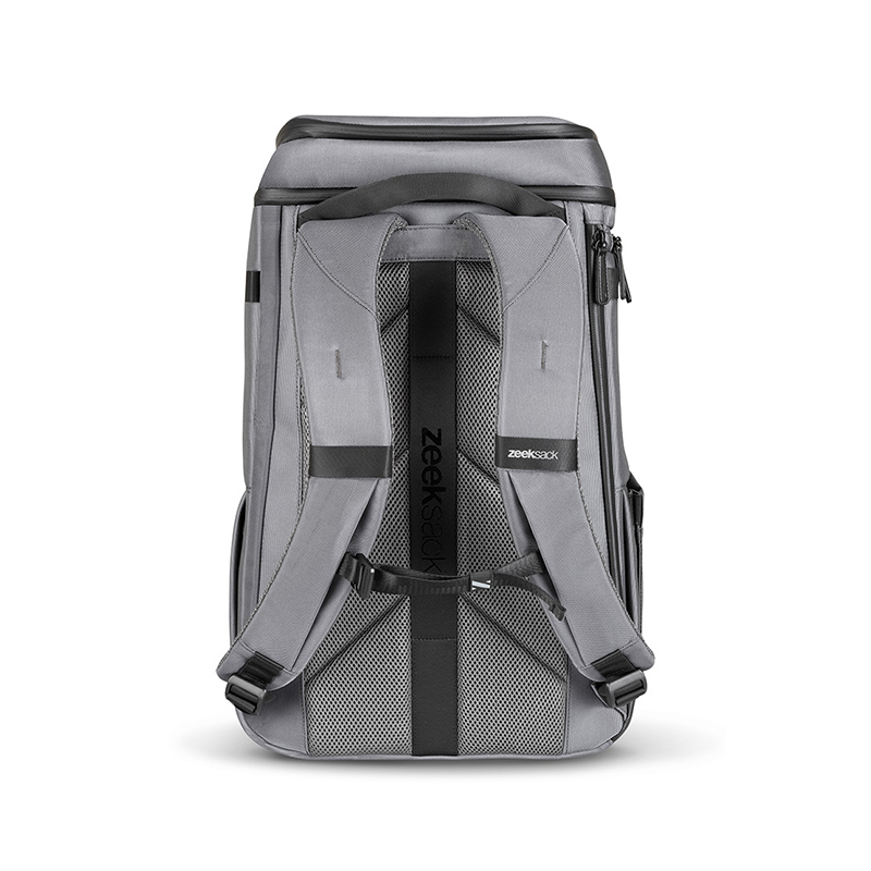 Produktfoto Varberg: Professionell bild av en grå Zeeksack-ryggsäck med fokus på detaljer.