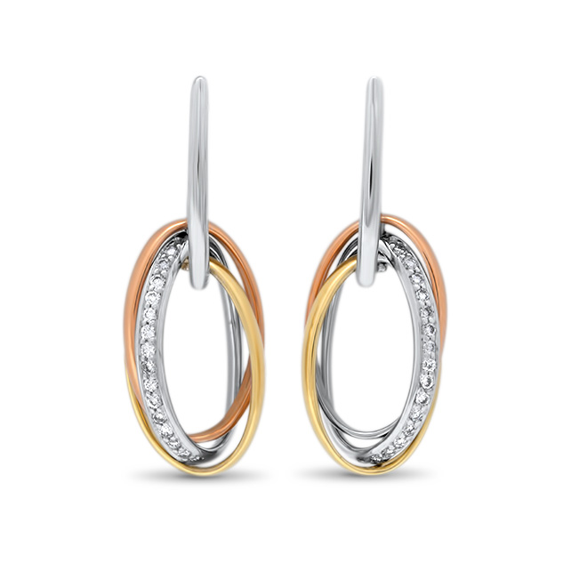 Produktfoto av eleganta örhängen i guld, och silver fotograferade för e-handel.