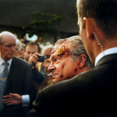 Kungen av Sverige, Carl XVI Gustaf, fotograferad i ett ögonblick efter att ha fått en tårta i ansiktet under ett offentligt framträdande.